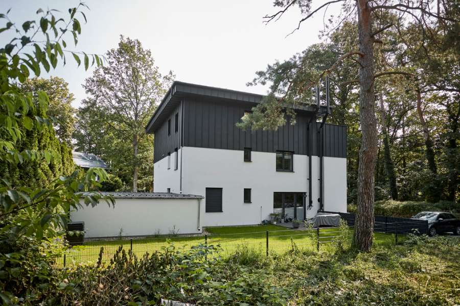 Berliner Vorstadthaus mit DS Nordic Klickfalz an Fassade und auf dem Dach, Haydnallee 71, 14612 Falkensee